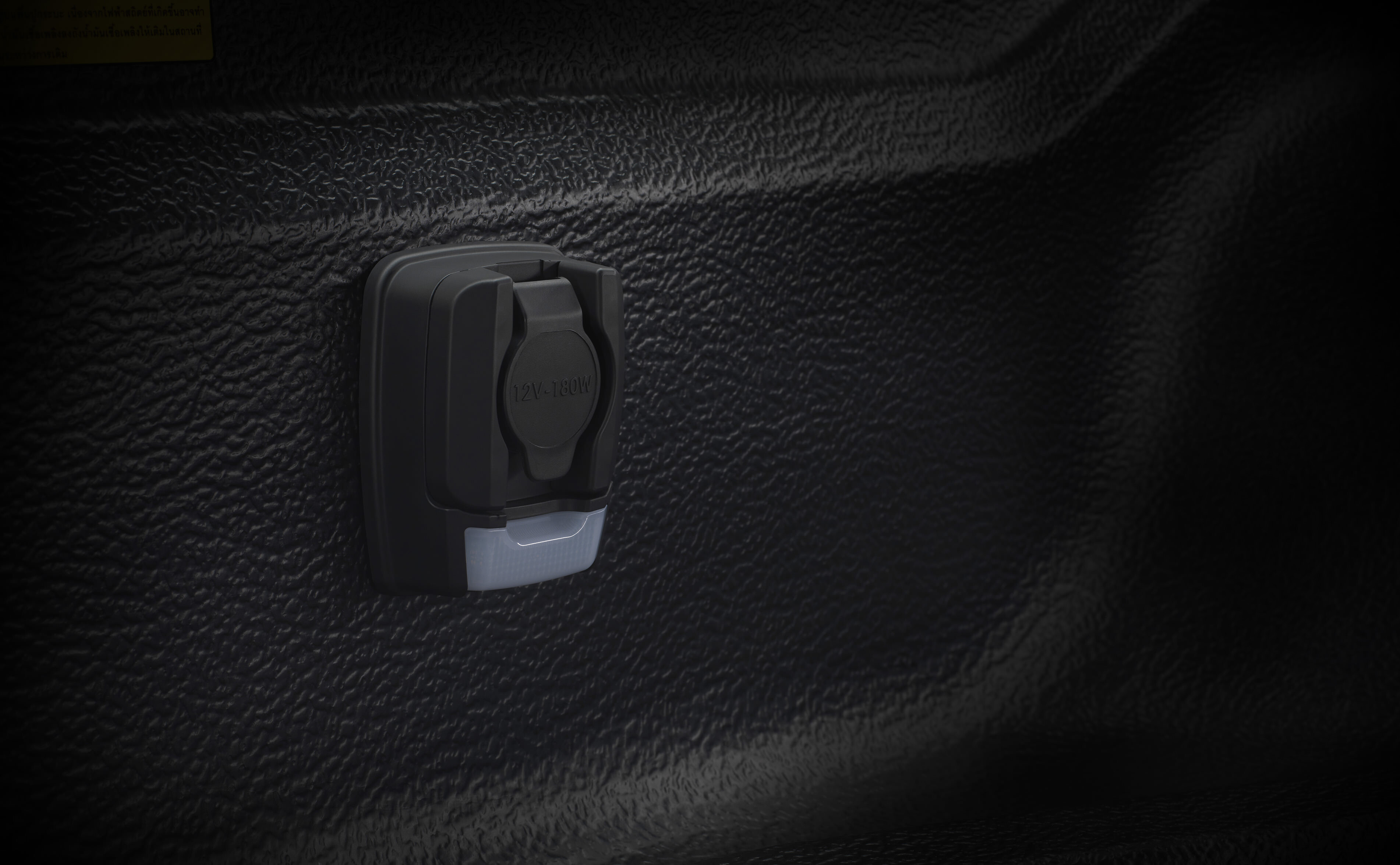 Isuzu D-MAX, příslušenství, funkce, zásuvka v nákladovém prostoru